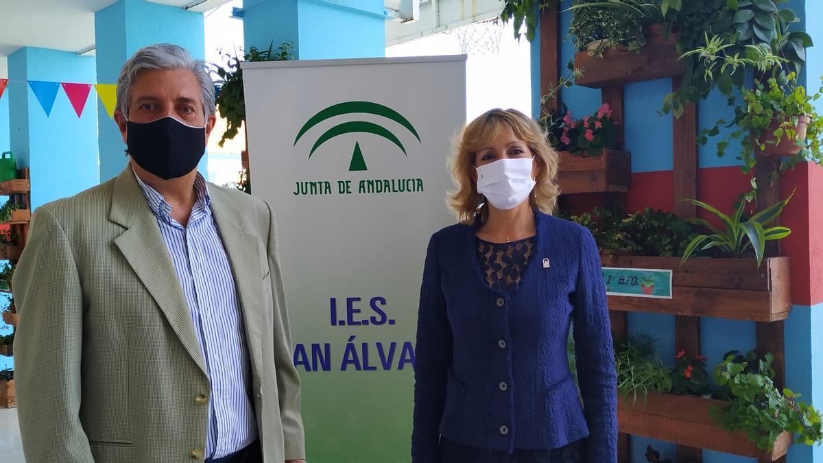 La delegada de Educación, Inmaculada Troncoso, y el director del IES San Álvaro, Ramón Cobo.