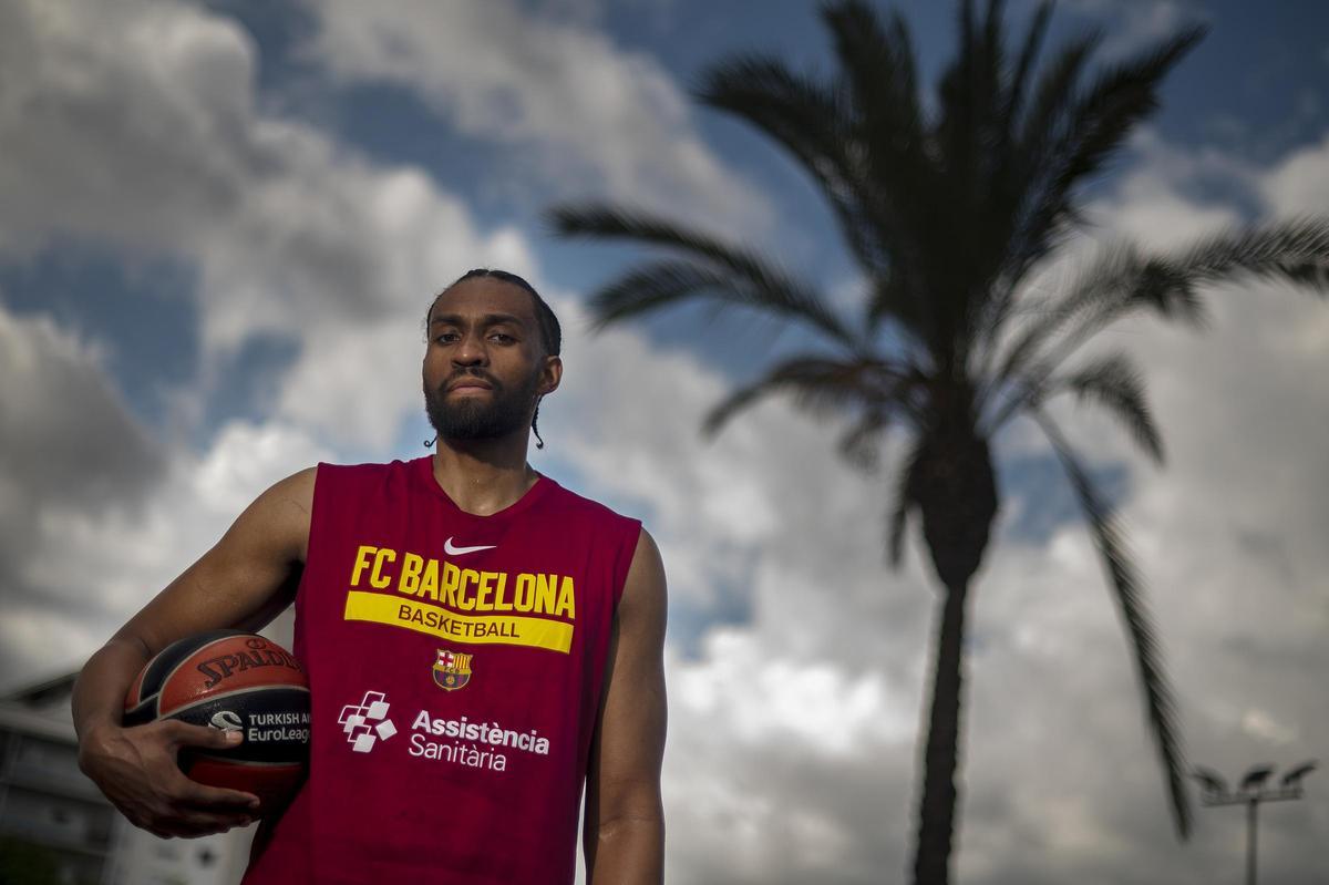 Jabari Parker, posando para EL PERIÓDICO en la Ciutat Esportiva.