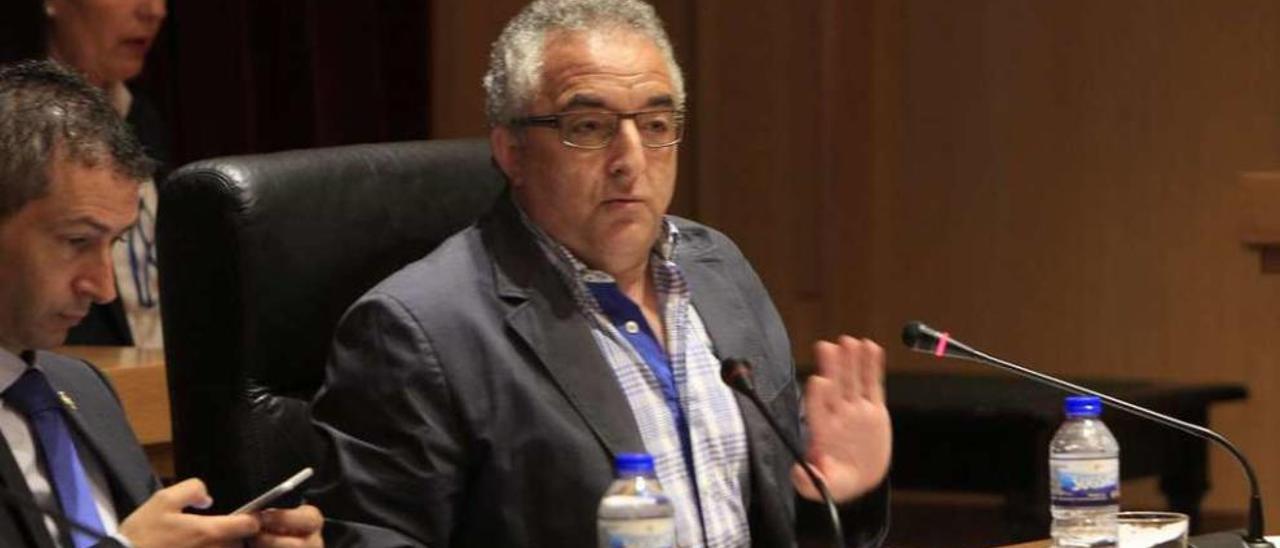 El portavoz del PP, Plácido Álvarez, durante una de sus intervenciones en el pleno de ayer. // Jesús Regal