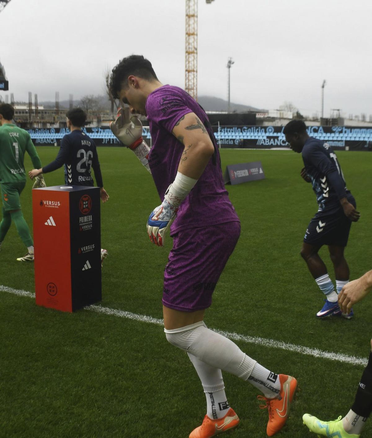 Nando Almodóvar, saltando al césped de Balaídos en el Celta Fortuna-Avilés. | ÁREA 11