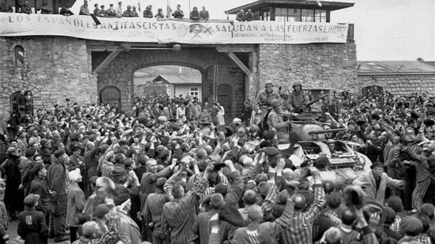 Imagen de la liberación del campo de Mauthausen en 1945. Arriba se puede leer una pancarta en castellano: &quot;Los españoles antifascistas saludan a las fuerzas liberadoras&quot;.