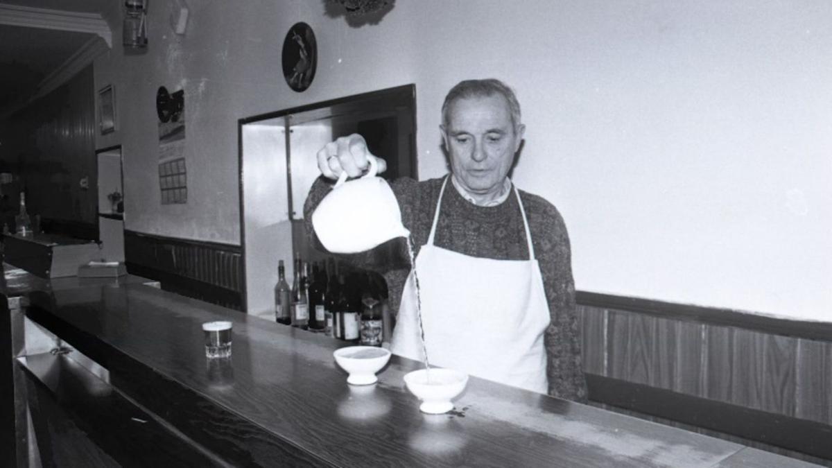 En Ourense de 1991, el Bar Sinesio era uno de los referentes de la calle Lepanto. Su pincho “el jabalí”, afamado por su gusto, era demandado por los clientes, que degustaban la patata con el trozo de lomo adobado por encima, con el acompañamiento de una cunca de vino. En aquella barra se hablaba de muchas cosas, pero Sinesio siempre tenía la delicadeza de aconsejar con sinceridad y amabilidad con las palabras justas. Y siempre pedía cobrar en pesos, era tradición.