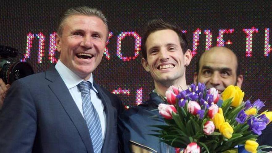 Lavillenie bate el récord mundial de pértiga de Bubka