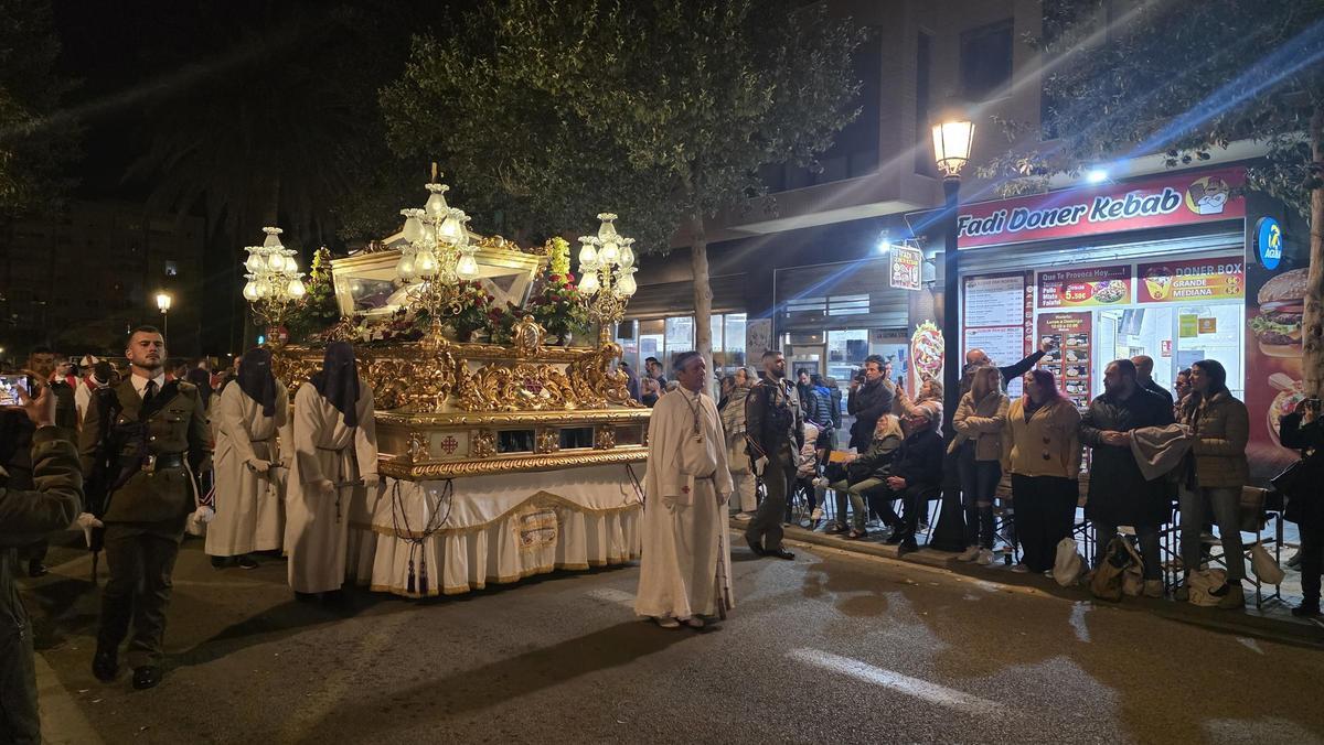 El remate del Santo Entierro: el paso de la urna con el cuerpo de Cristo