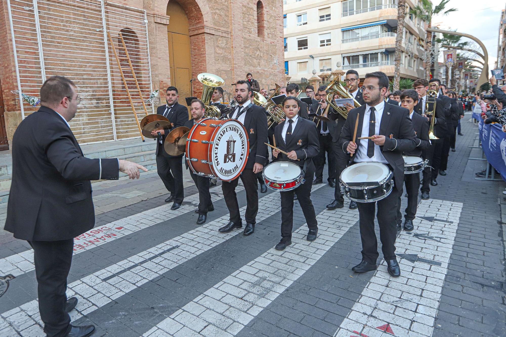 Más de 70 entidades y asociaciones participan en la multitudinaria ofrenda a la patrona que vistió de flores la fachada de iglesia de la Inmaculada Concepción