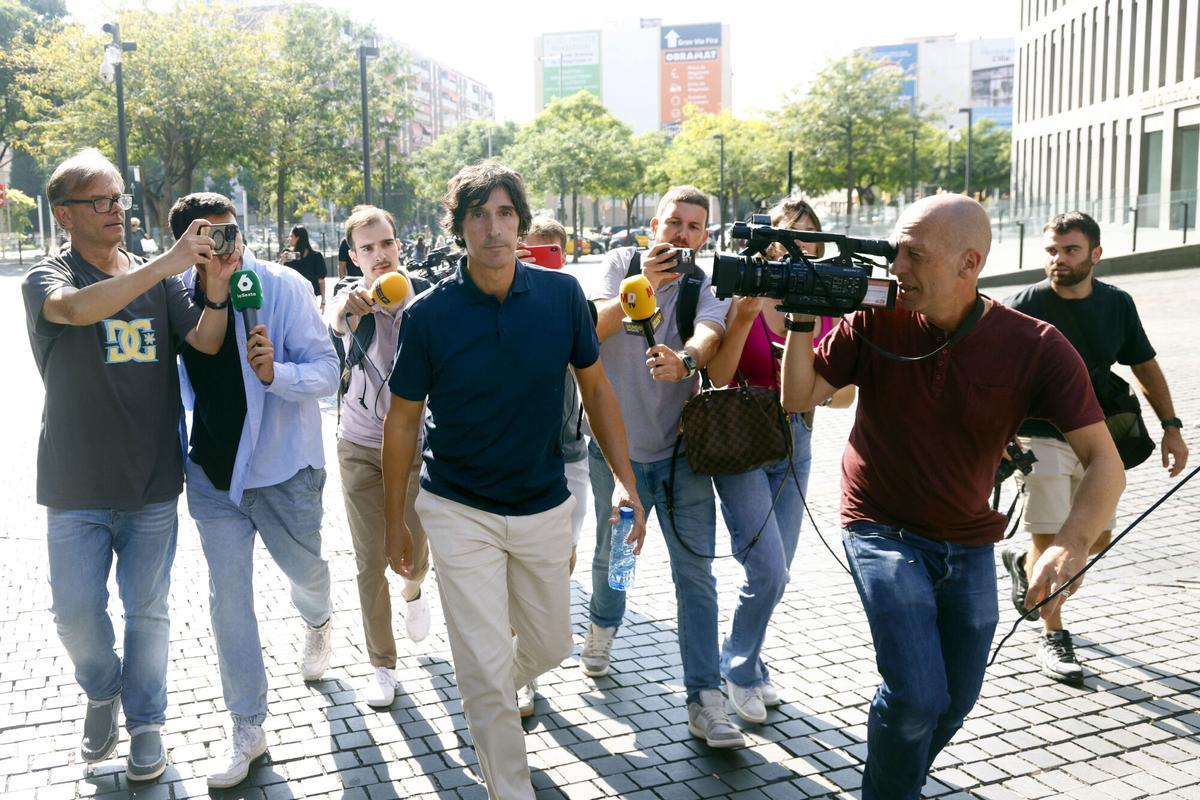 El hijo del exvicepresidente del Comité Técnico de Árbitros (CTA) José María Enríquez Negreira, Javier Enríquez, a su salida de la Ciutat de la Justícia.