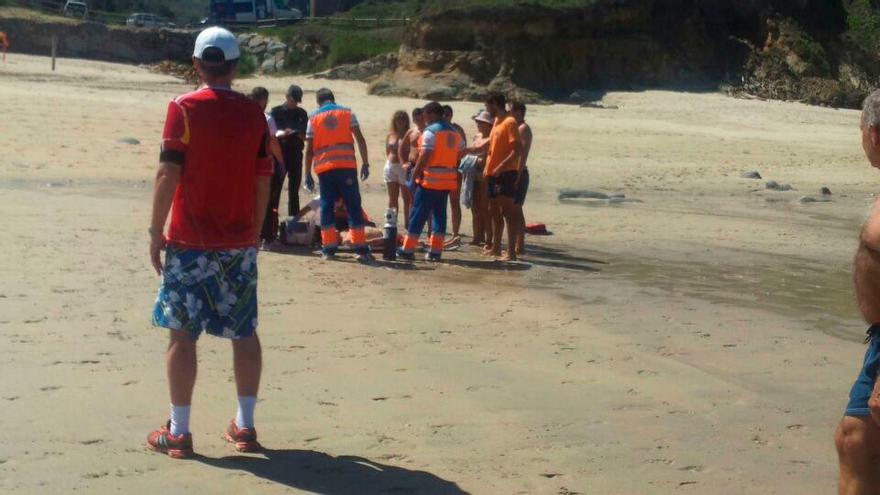 Efectivos de emergencias tratando de auxiliar al bañista.