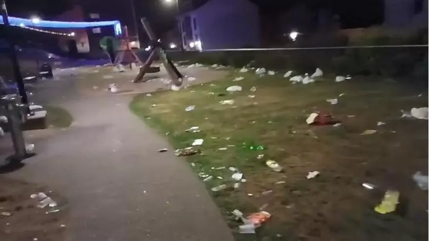 Los estragos del botellón en las fiestas de Cimavilla: bolsas y botellas por el suelo en el cerro de Santa Catalina