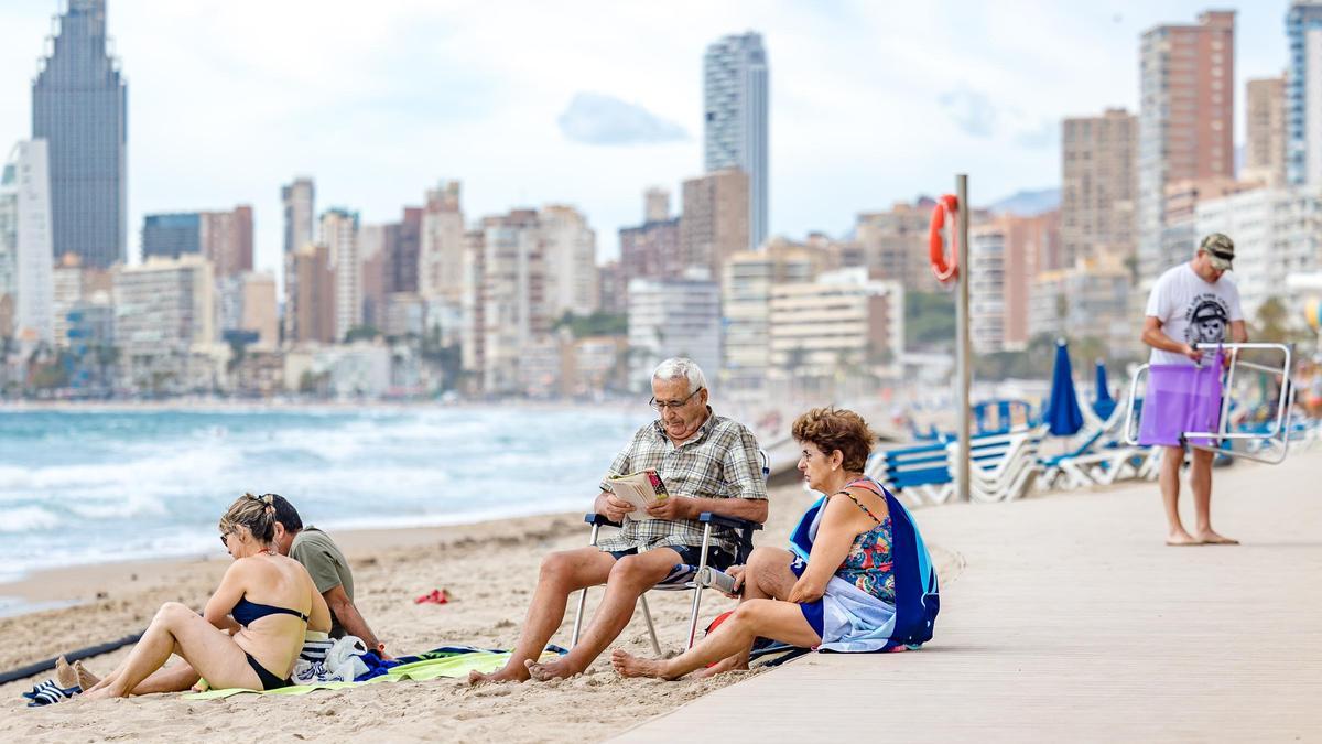 Turistas en la playa de Poniente de Benidorm.