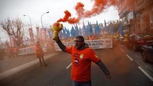 GRAF8107. A CORUÑA, 13/01/2019.- Trabajadores de Alcoa se manifiestan por las calles de A Coruña en defensa de la actividad y del empleo, contra el ERE para 686 trabajadores que pretende la multinacional del aluminio al cerrar las plantas de A Coruña y Avilés (Asturias). EFE/Cabalar