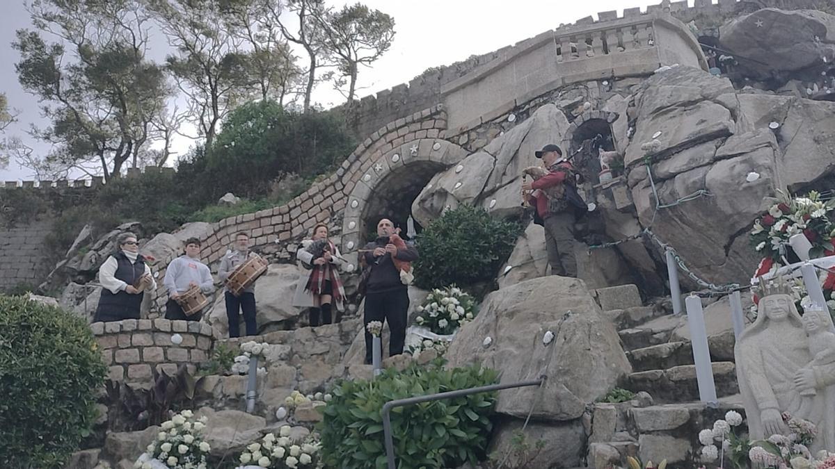Homenaje musical a Isaac desde su santuario del mar en Baiona
