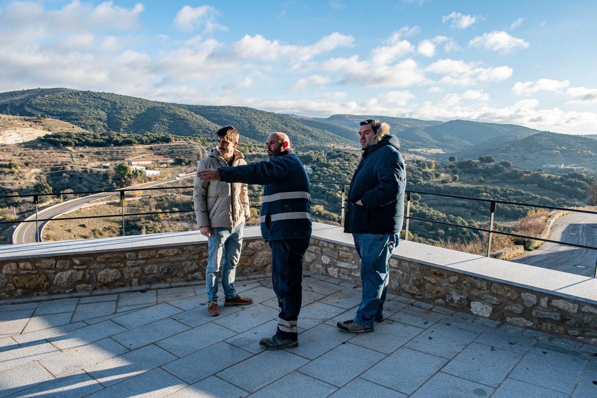 El alcalde, Bernabé Sangüesa (i), ha visitado el final de las obras.