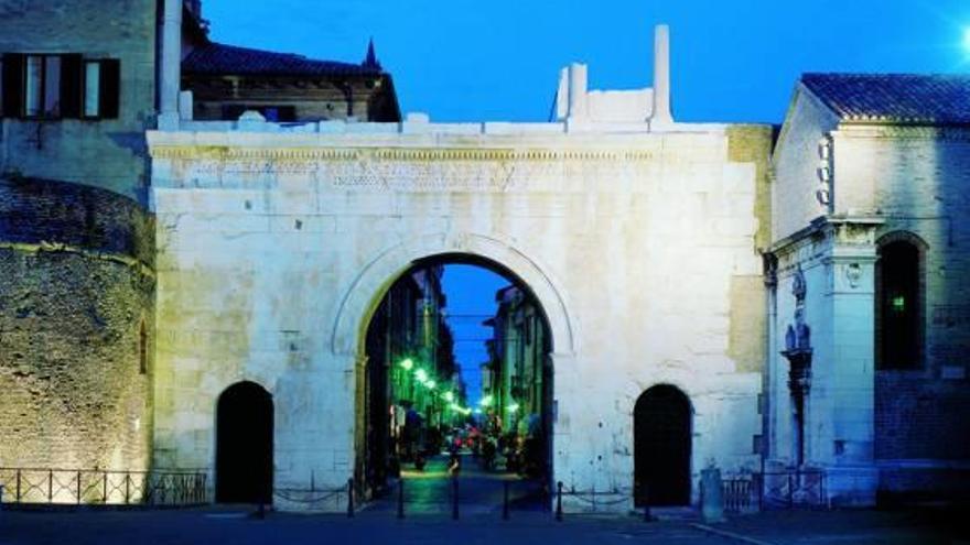 Arco de Augusto en Fano, vestigio de la época imperial romana y puerta de acceso a la ciudad.