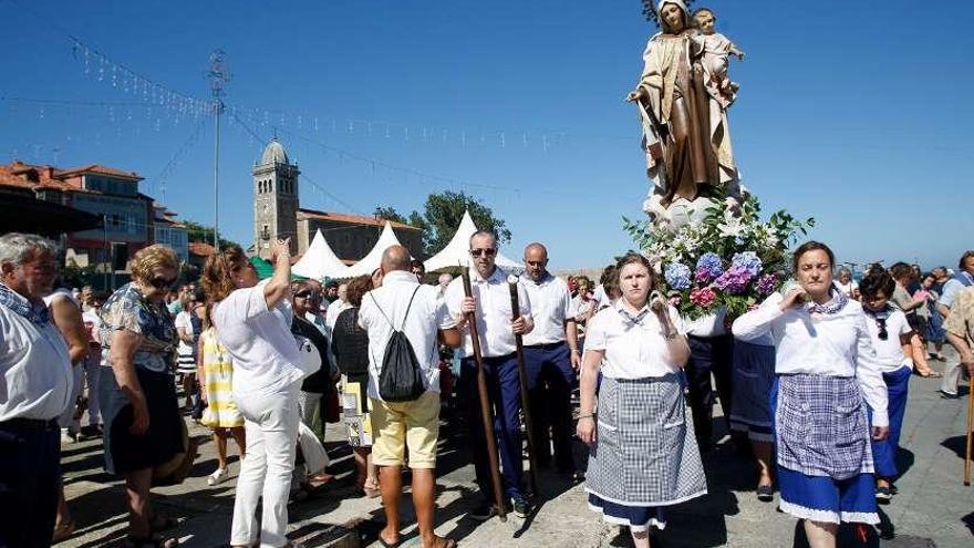 Dos imágenes de archivo de ediciones anteriores de las fiestas del Carmen en Luanco.