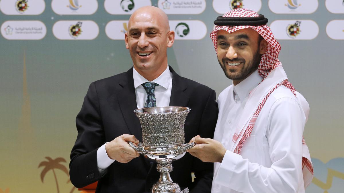 Luis Rubiales junto al príncipe Abdulaziz bin Turki Al-Faisal durante la presentación de la Supercopa de España