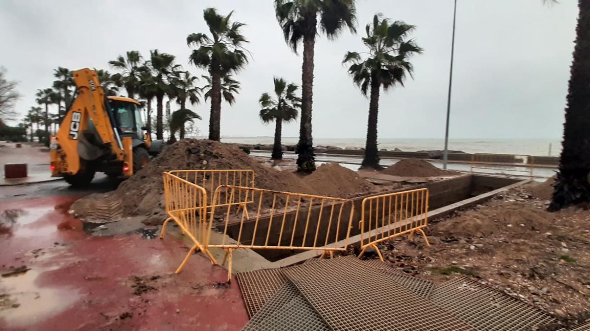 Las olas rompieron la compuerta de la gola de la depuradora en Burriana.