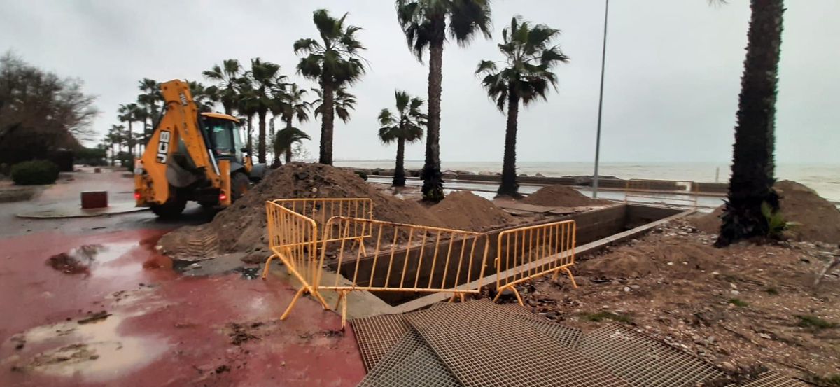 Las olas rompieron la compuerta de la gola de la depuradora en Burriana.