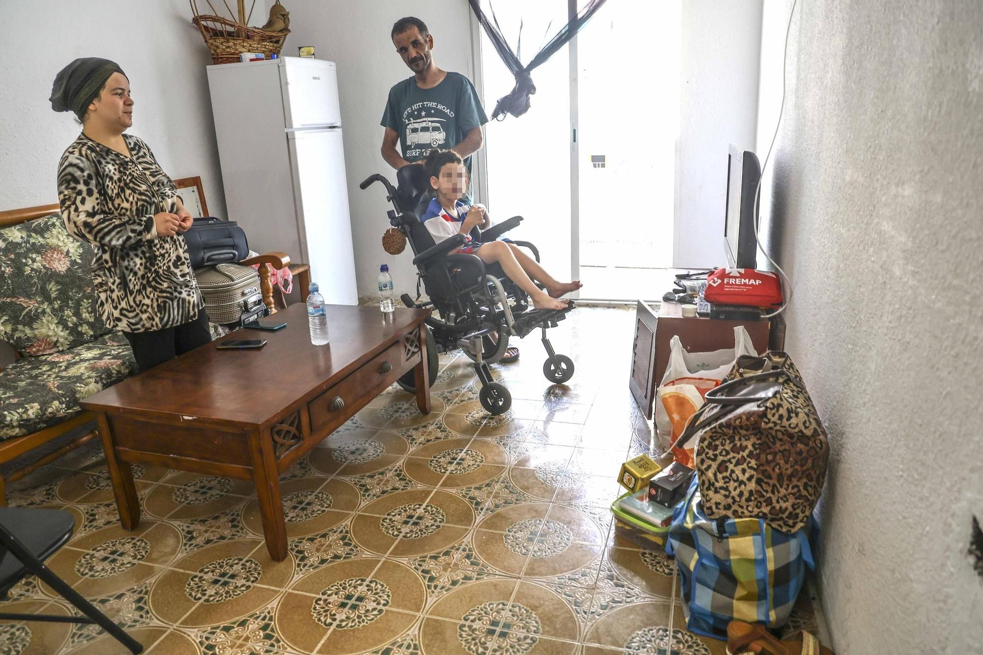Aplazan temporalmente el desahucio de una familia con un menor con parálisis cerebral en Alicante