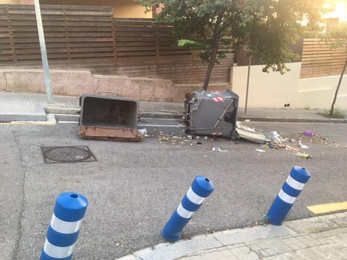 Contenedores volcados en la calle de Josep Maria Sert, este jueves.