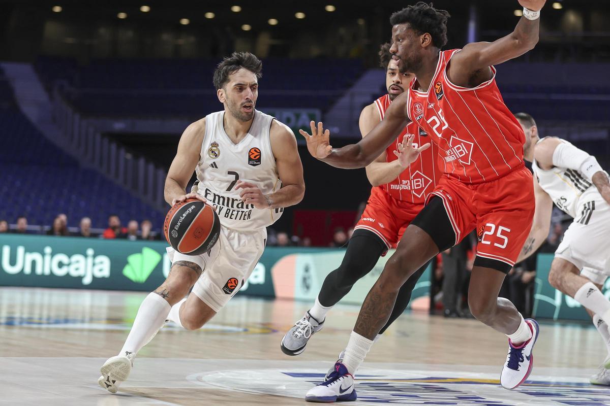 Campazzo trata de penetrar ante Oturu.