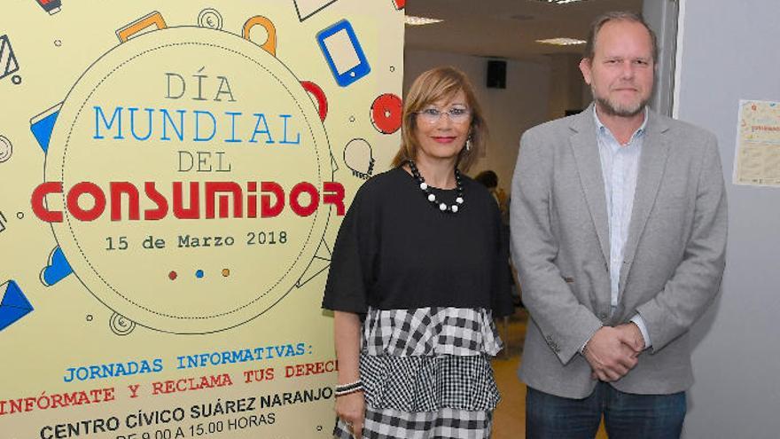 José Eduardo Ramírez junto al cartel del Día Mundial del Consumidor.