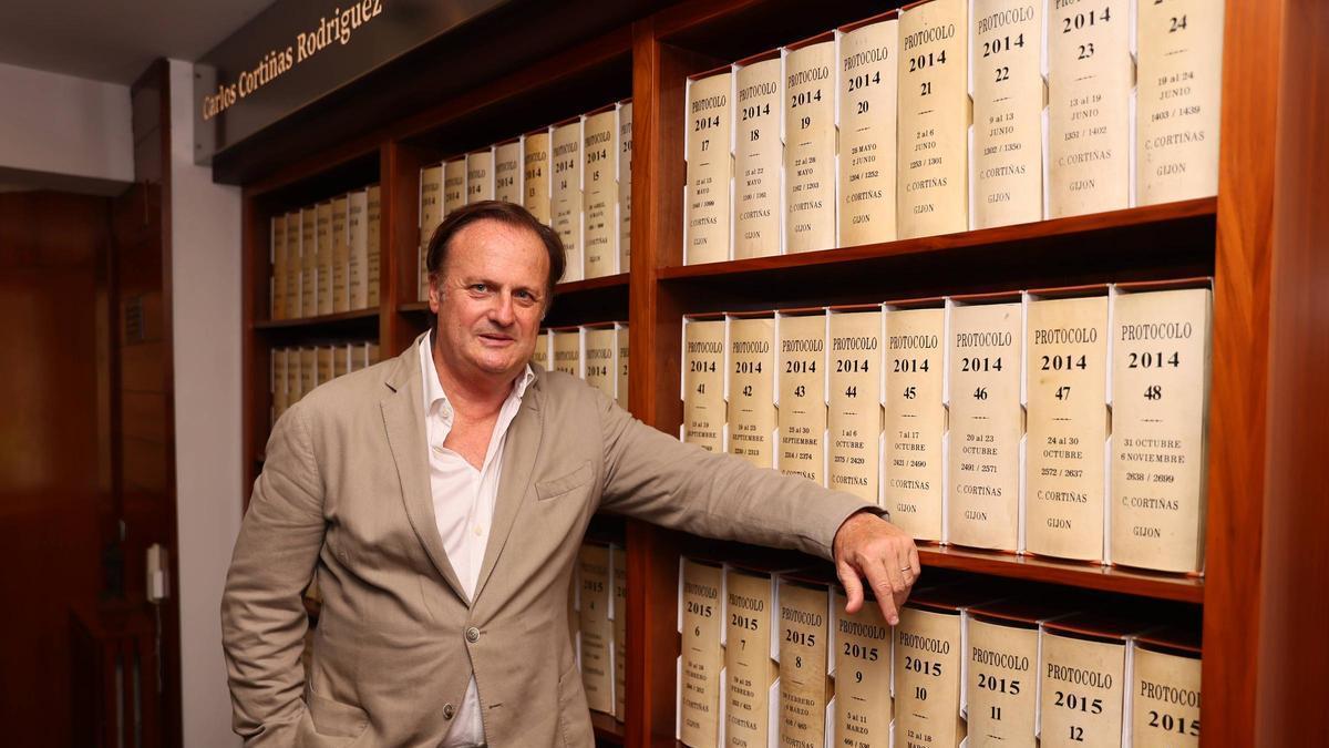 Carlos Cortiñas, en su notaría.