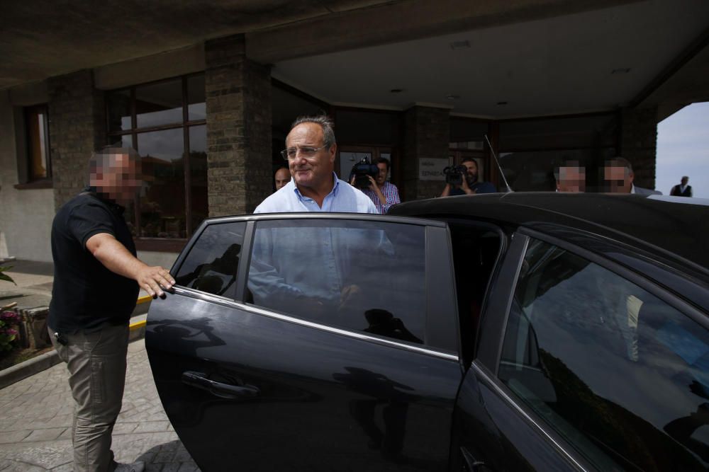 Agustín de Luis, exjefe de la Policía Local de Oviedo, se entrega a la Guardia Civil para ser trasladado a prisión