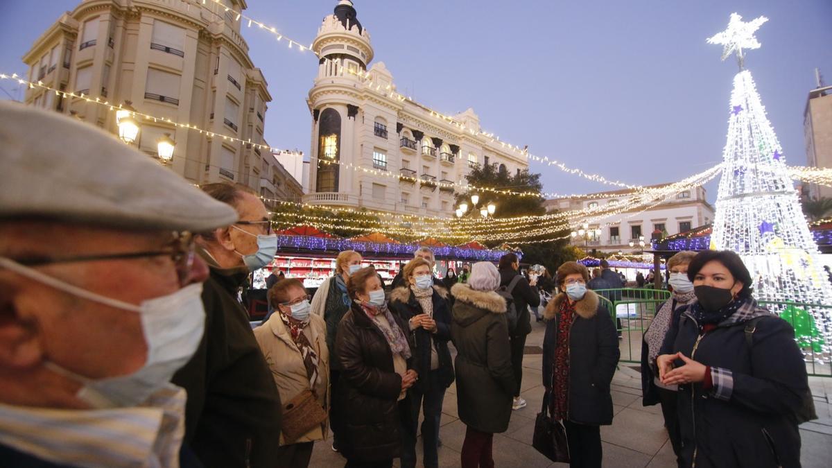 Mayores en la Plaza de las Tendillas disfrutando del alumbrado navideño