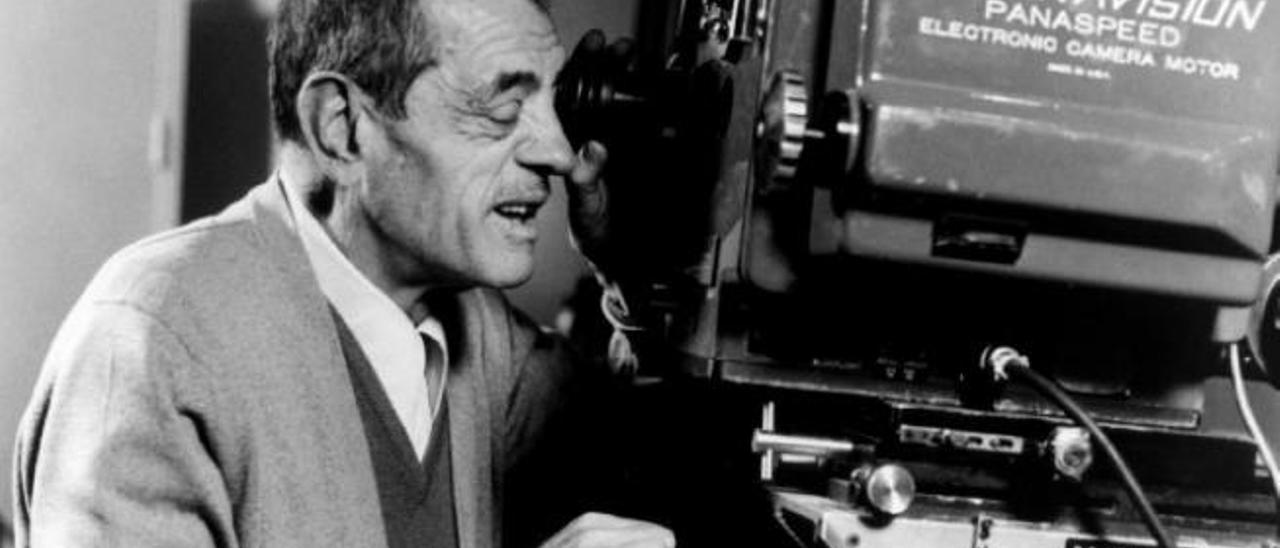 Luis Buñuel durante el rodaje de una película.