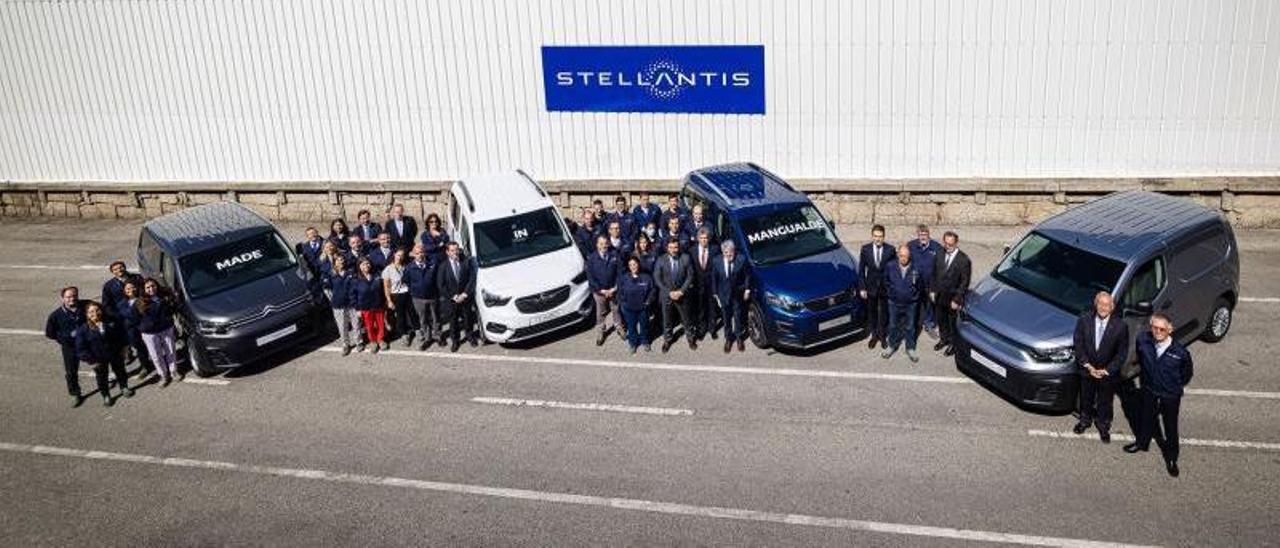 La planta de Mangualde con los modelos que fabrica el día del 60 aniversario. A la derecha, Tavares al lado de una Fiat Doblò.