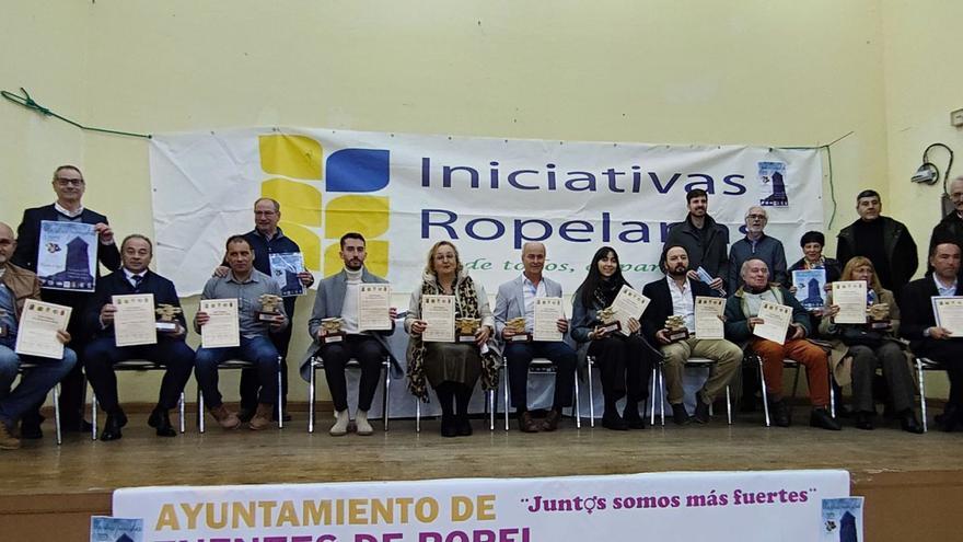 Los diez galardonados en la XXIII edición de los premios «Un diez para diez», celebrada en Fuentes de Ropel. | P. D.