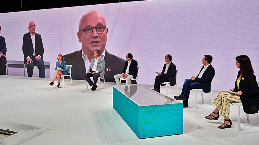 Carles Puigdemont i Lluís Puig intervenint en el congrés fundacional de JxCat.