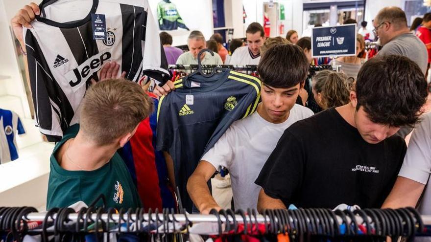 El 'boom' de las camisetas de fútbol 'vintage' llega a la calle Real de A  Coruña - La Opinión de A Coruña