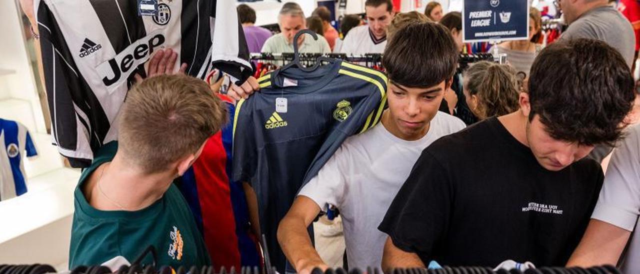 El 'boom' de las camisetas de fútbol 'vintage' llega a la calle Real de A  Coruña - La Opinión de A Coruña