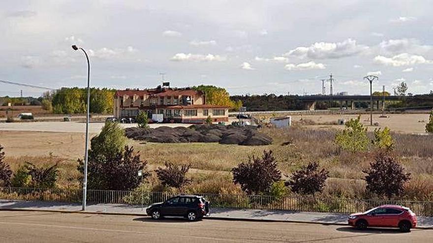 Acumulación de residuos al aire libre supuestamente procedentes de obras en carreteras que el Ayuntamiento ha denunciado ante el Seprona. A. G.