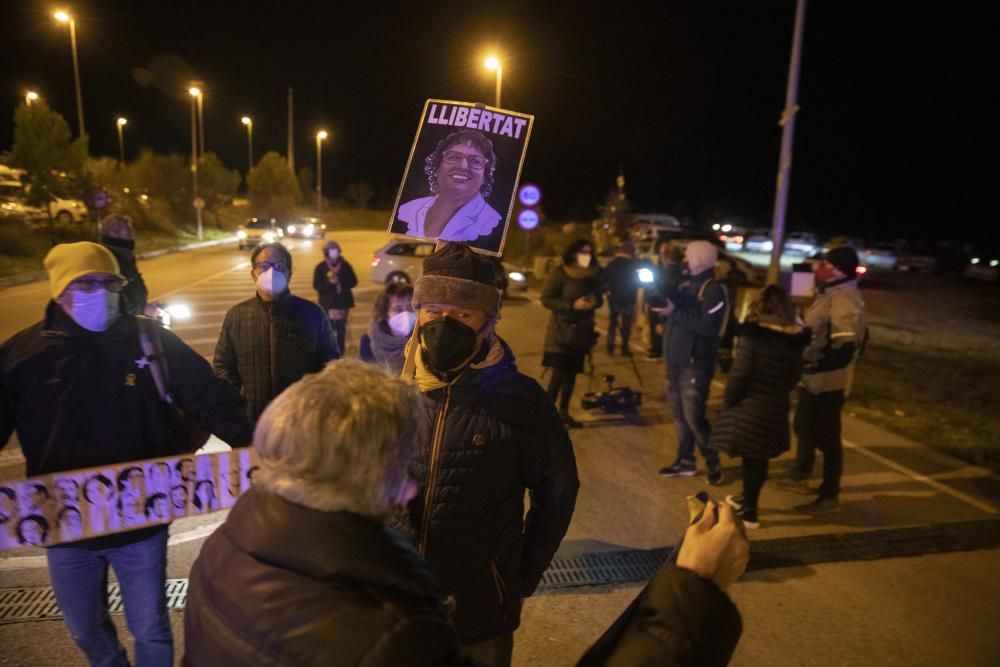 Dolors Bassa en el moment de tornar entrar a la presó