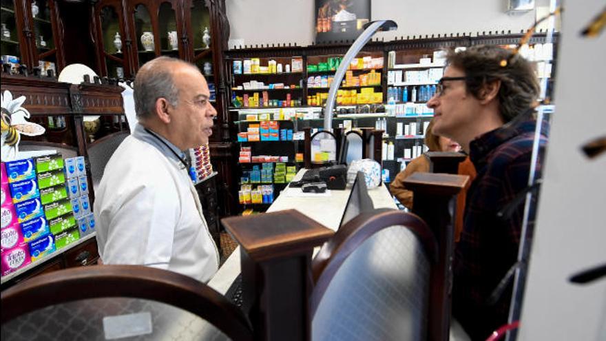 Clientes en el interior de una de las farmacias de la capital grancanaria.