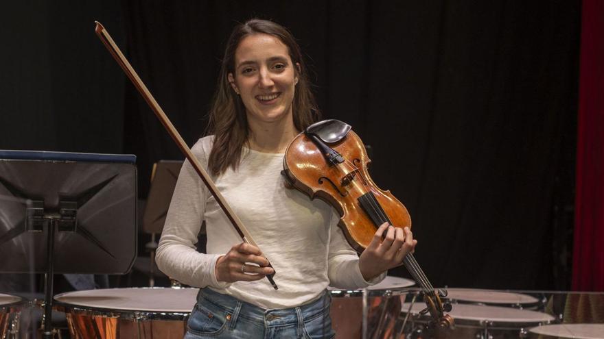 Olatz Ruiz, con su violín, sobre el escenario del Palacio de la Ópera. | Casteleiro/Roller Agencia