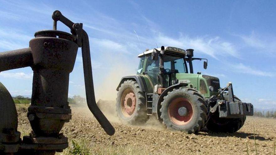 Un vecino de Bejís, trasladado al hospital al volcar su tractor