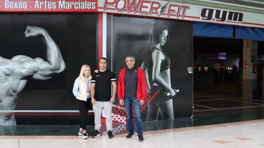 Adelina Suárez, Adrián Rial y Eliseo Valles, ante el gimnasio del centro comercial. | Zai Semeyes