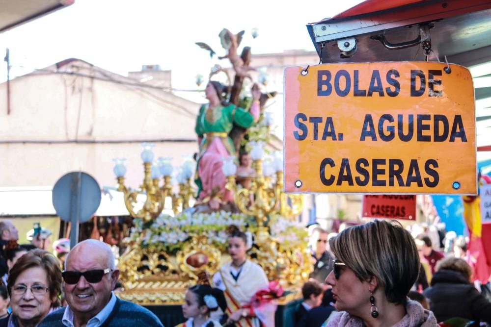 Miles de fieles han acompañado la imagen de Santa Águeda hasta su ermita en un camino jalonado por puestos de dulces