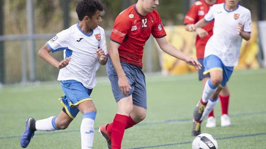 Un jugador del Santa Mariña controla un balón. // Ricardo Grobas