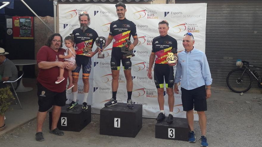 Los tres nuevos campeones autonómicos, Lorenzo Crespí (C), Silverio Baídez (I) y Jaume Font (D)