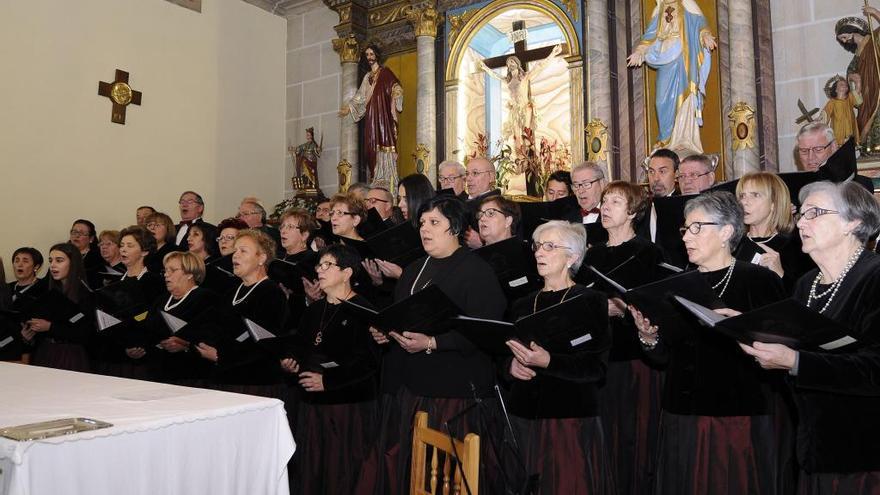 La coral Trasdeza, en un concierto navideño en la iglesia parroquial.