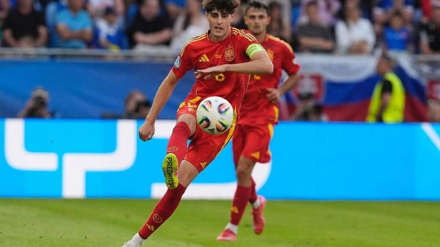 El fútbol italiano ha puesto el foco en los jóvenes talentos del Valencia CF como Javi Guerra. | EFE