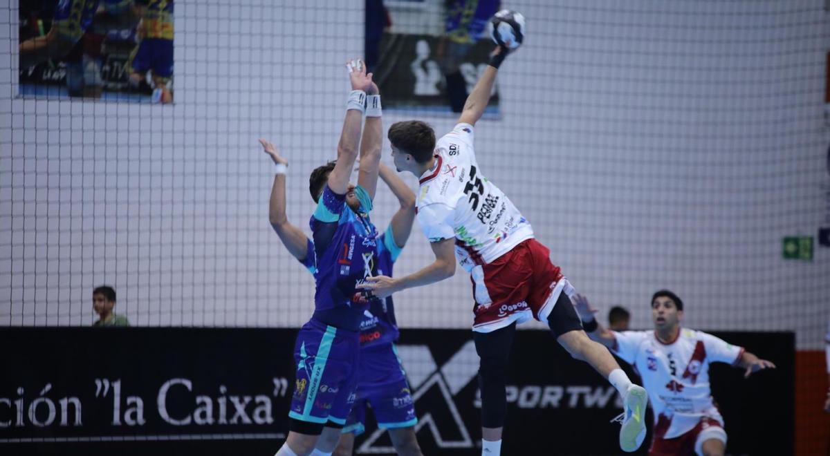 La defensa del Cajasol Ángel Ximénez intenta bloquear un lanzamiento de Pergel.