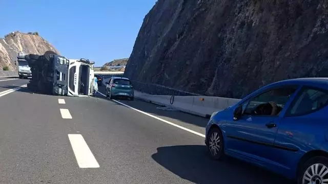 Vuelco de un camión en la TF-1