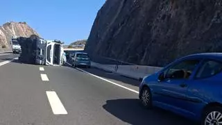 Un camión de recogida de basura vuelca en la autopista del sur de Tenerife al caer de una grúa