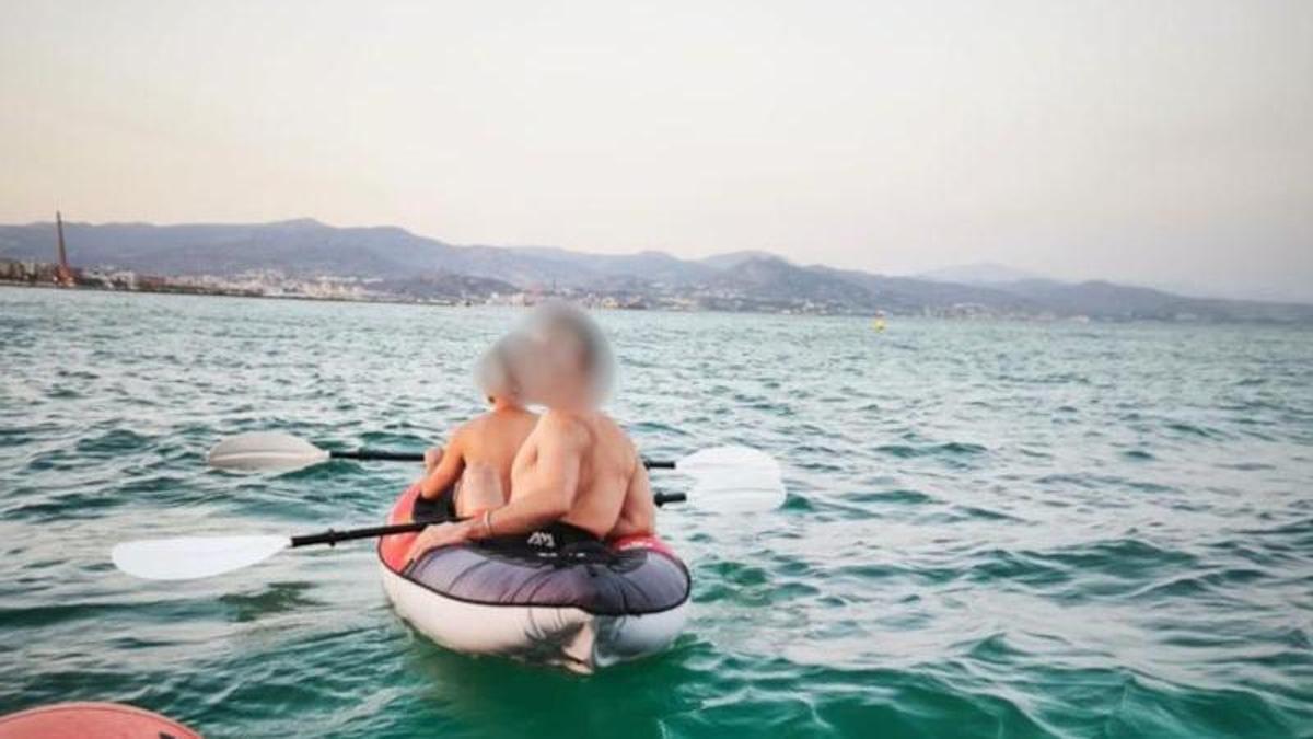 Efectivos de Bomberos de Málaga atienden, junto con Salvamento Marítimo, un aviso recibido por la presencia de dos personas que iban a la deriva en un kayak hinchable en la playa del Campo de Golf