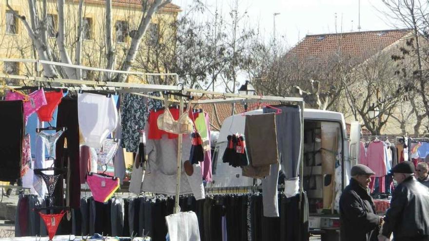 Mercadillo de los viernes en Moraleja del Vino.